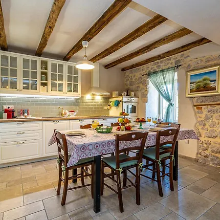 Mavra With Private Pool * Risika