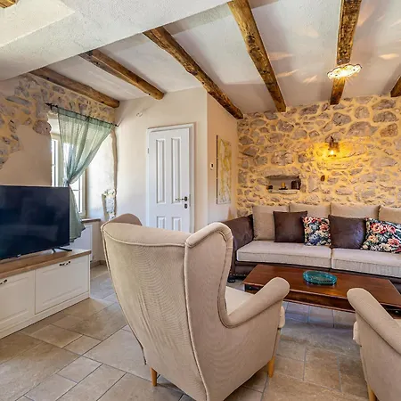 Mavra With Private Pool * Risika