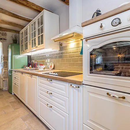 Mavra With Private Pool * Risika