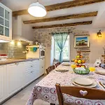 Mavra With Private Pool ريسيكا